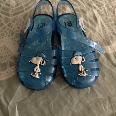 Blaue Peanuts-Sandalen
