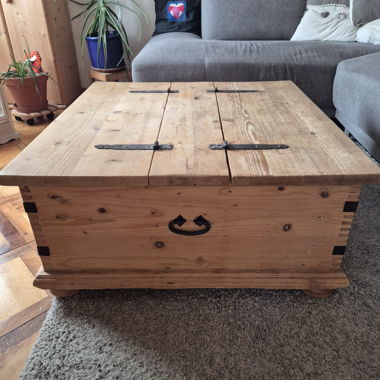 Holz-Salontisch mit Stauraum