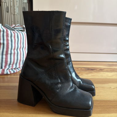 Schwarze Stiefel mit Absatz