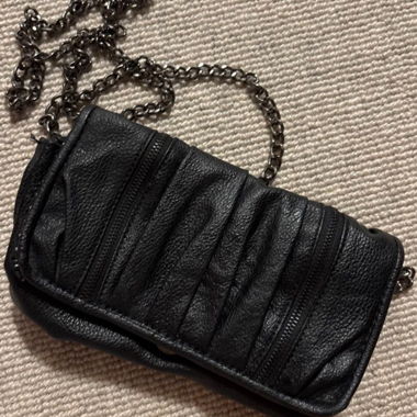 Sac bandoulière noir à chaîne