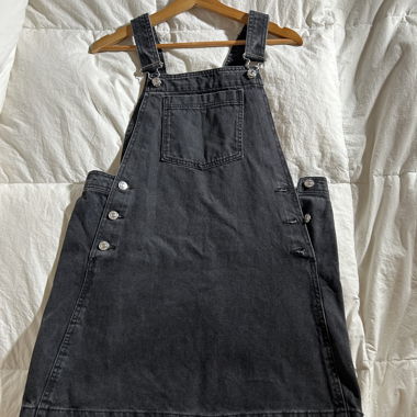 Schwarzes Denim-Latzkleid