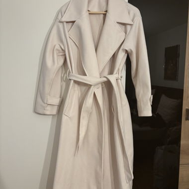 Langer beiger Trenchcoat mit Bindegürtel