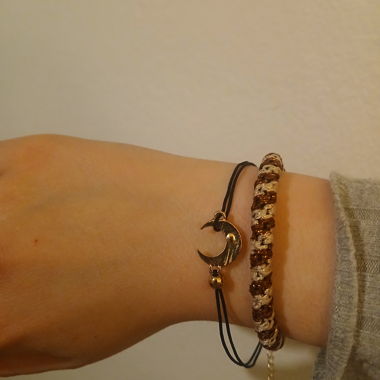 Bracelet lune dorée sur cordon noir