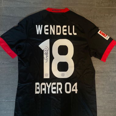Matchworn Bayer Leverkusen Wendell with COA