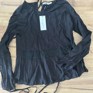 Nuova camicia nera a maniche lunghe di by clara