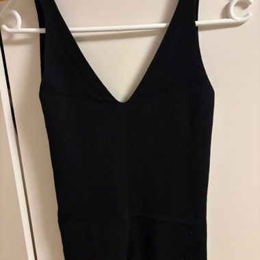 MANGO: schwarzes, geripptes Strick-Top M