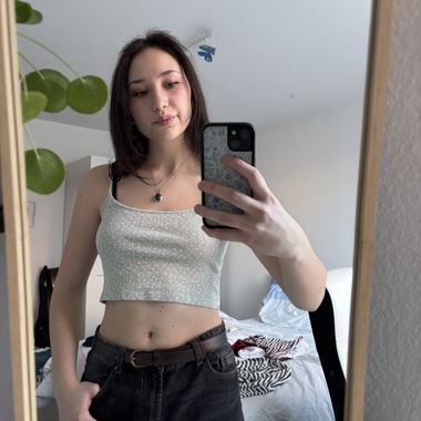 Grünes Top mit Blümchen 