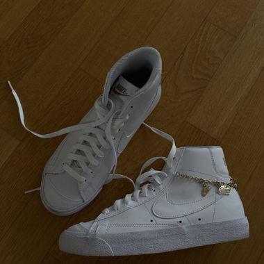 Chaussures Nike blanches