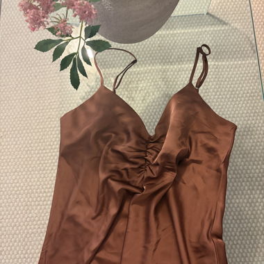 Braunes Satin-Minikleid