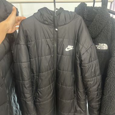 Giacca imbottita Nike Therma-Fit con cappuccio, nera, M