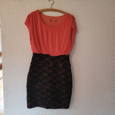 Rosa- und marineblaues Kleid