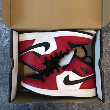 Jordan 1 Mid Chicago 