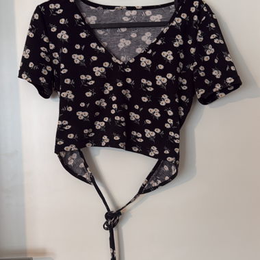 Crop top noir fleuri à nouer