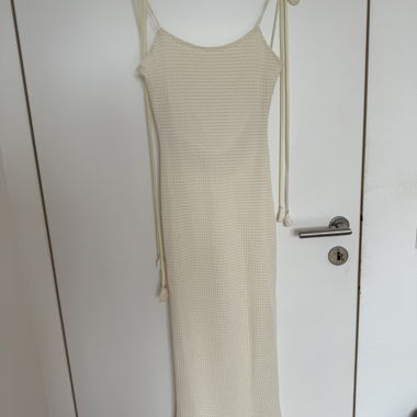 Vestito lavorato a maglia color crema con spalline