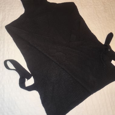 Schwarzes Stricktop mit Bindeband