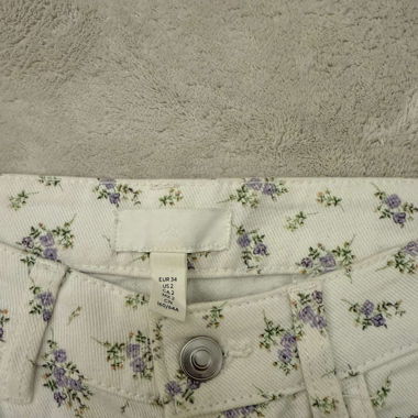 Weisse Jeans mit Blumen