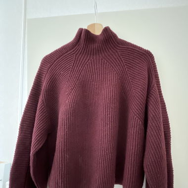 Dunkelroter Strickpulli