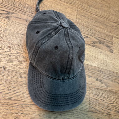 Cappellino grigio con fibbia