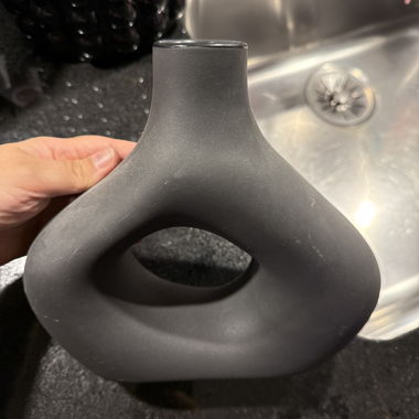 Schwarze Deko-Vase mit Loch-Design