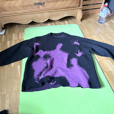 Pull noir avec imprimé violet