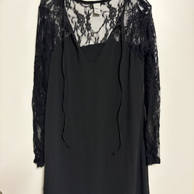 Robe noire en dentelle