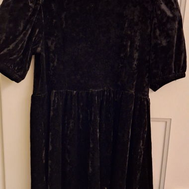 Vestito in velluto Monki con maniche a sbuffo nero