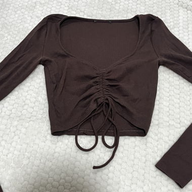 Top corto marrone arricciato
