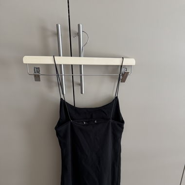 Schwarzes Trägerkleid