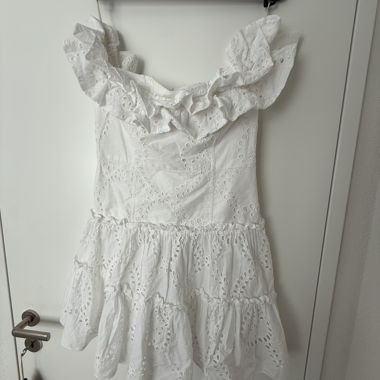 Robe courte blanche Zara à broderie ajourée