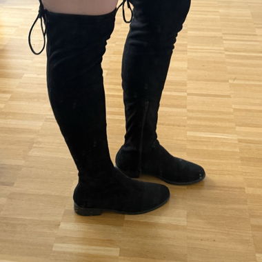 Bottes noires au-dessus du genou