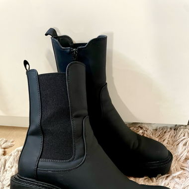 Schwarze Boots mit Plateau Absatz