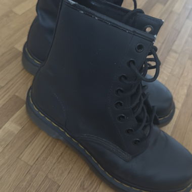 Schwarze Dr. Martens Stiefel