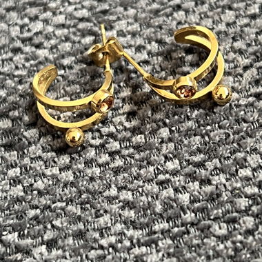 Goldfarbene Creolen-Ohrringe mit Stein