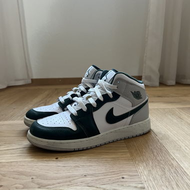 Nike Air Jordan 1 Mid Sneakers