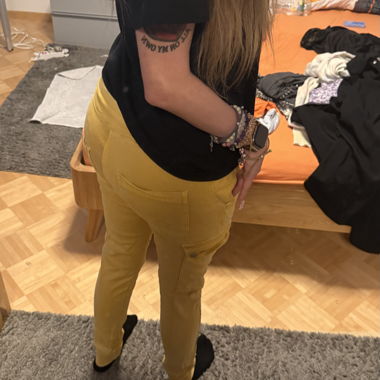Pantalon jaune voyant au look streetstyle cool ! 🔥