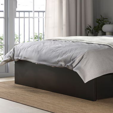 Bett in schwarz
