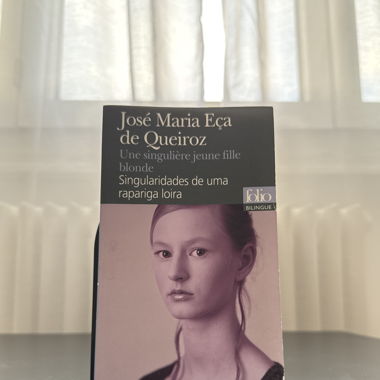 Une singulière jeune fille blonde (FR/PR)