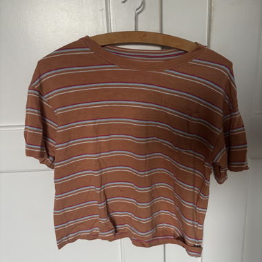 Gestreiftes T-Shirt mit Brusttasche von Roxy