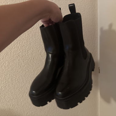 Schwarze Platform-Chelsea-Boots