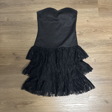 schwarzes Kleid