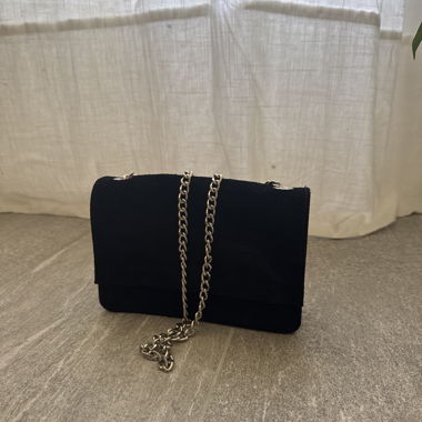 Borsa a tracolla nera con catena