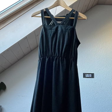 Asymmetrisches schwarzes Kleid