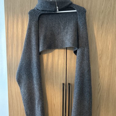 Grauer Strick-Pullover