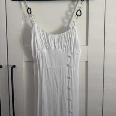 Weisses Trägerkleid mit Knopfleiste