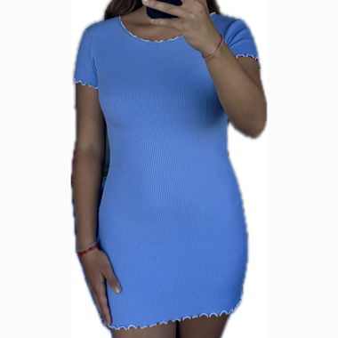 Hellblaues Minikleid mit weissen Nähten