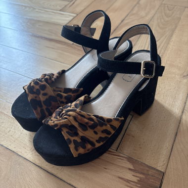 Sandali con tacco leopardato