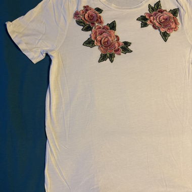 T-shirt blanc à broderie florale