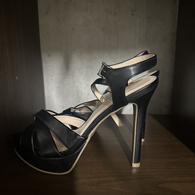 Sandales à talons noirs