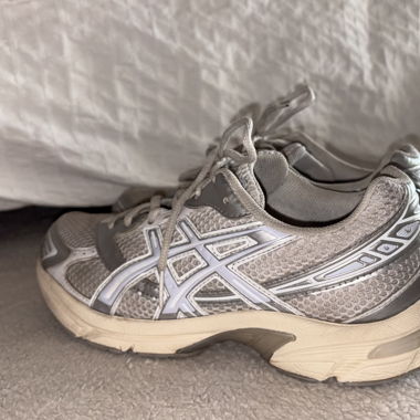 Baskets Asics / Chaussures de course en argent, lilas, gris