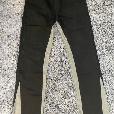 Schwarz-graue Schlagjeans